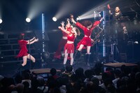 メンバーを吹き飛ばす十束おとは（左）。