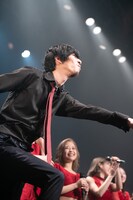 観客の声援に応える宮野弦士。