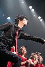 観客の声援に応える宮野弦士。