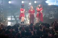 観客の大歓声を浴びて改めてメジャーデビューの喜びを噛みしめるフィロソフィーのダンス。