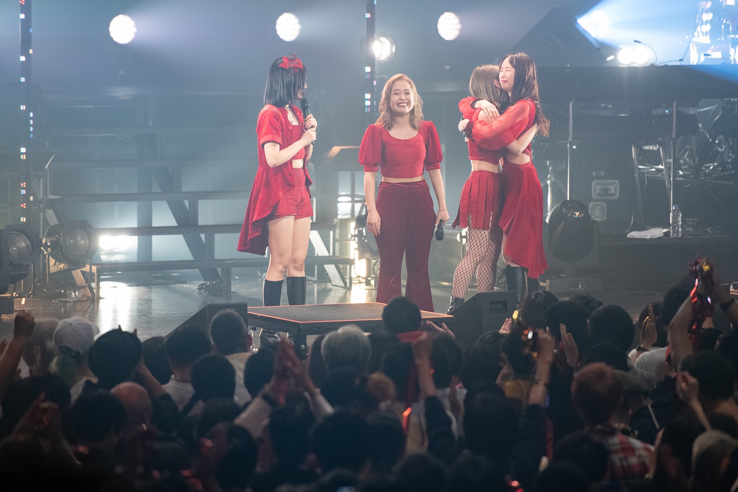 観客の大歓声を浴びて改めてメジャーデビューの喜びを噛みしめるフィロソフィーのダンス。