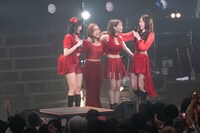 身を寄せ合ってメジャーデビューを喜び合うフィロソフィーのダンス。