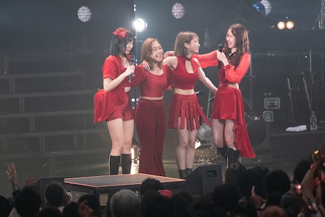 身を寄せ合ってメジャーデビューを喜び合うフィロソフィーのダンス。