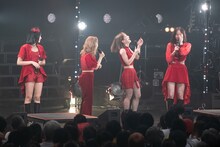 涙が止まらない佐藤まりあ（右端）。