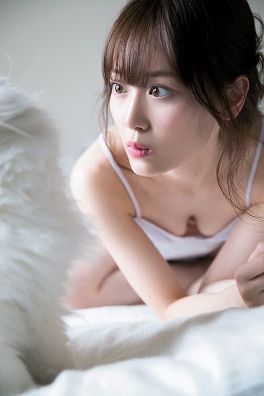 乃木坂46山下美月 猫と見つめ合う無防備カット公開 コメントあり 音楽ナタリー
