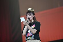 メモの切れ端に書いた舞台の情報をアナウンスする星名美怜。