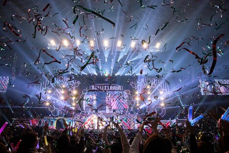 「BULLET TRAIN ARENA TOUR 2019-2020 Revolucion viva ～Pastel Shades Christmas～」の様子。