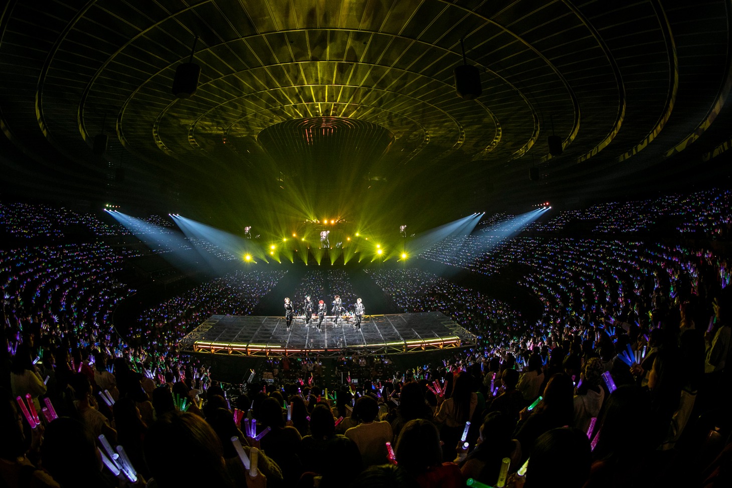 「BULLET TRAIN ARENA TOUR 2019-2020 Revolucion viva ～Pastel Shades Christmas～」の様子。