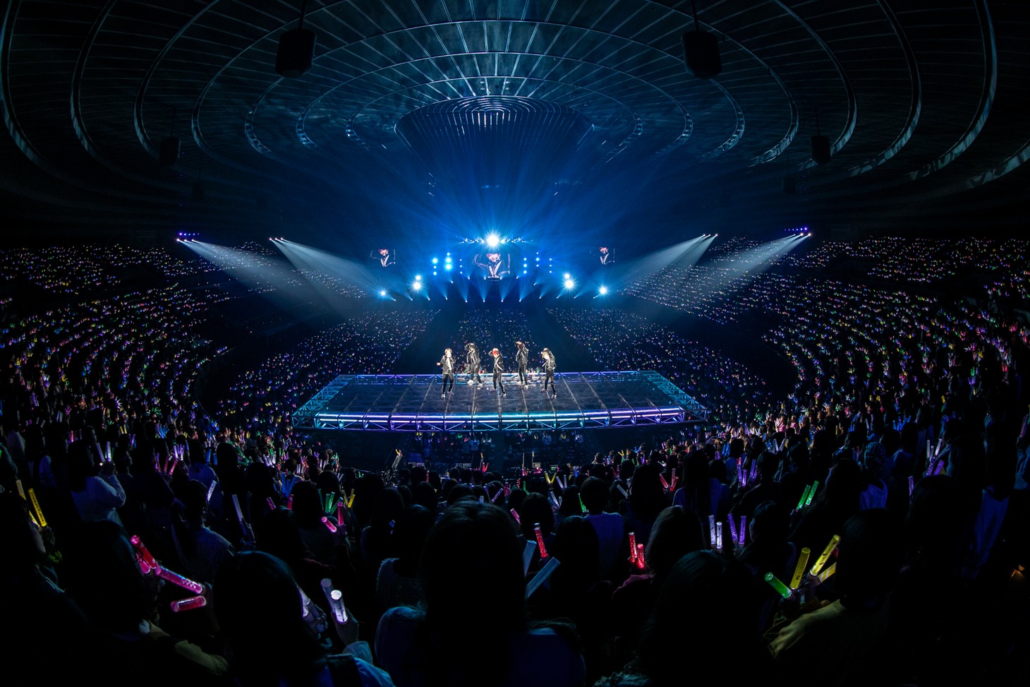 「BULLET TRAIN ARENA TOUR 2019-2020 Revolucion viva ～Pastel Shades Christmas～」の様子。