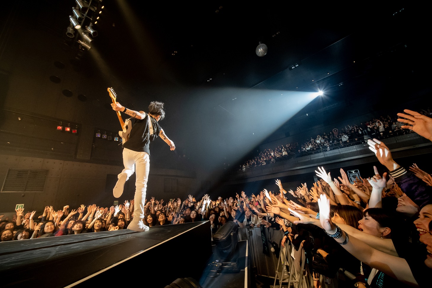 MIYAVI「"NO SLEEP TILL TOKYO" World Tour 2019 JAPAN」大阪・Zepp Osaka Bayside公演の様子。