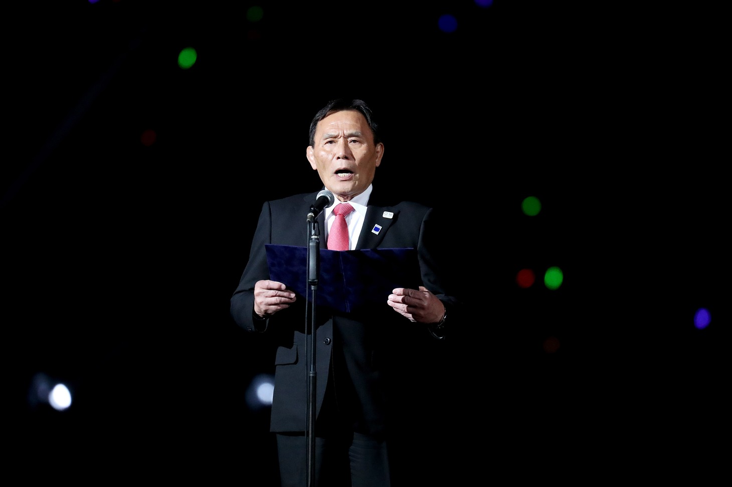 「国立競技場オープニングイベント ～HELLO, OUR STADIUM～」の開会を宣言する日本スポーツ振興センターの大東和美理事長。（写真提供：JSC）