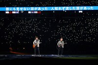 「栄光の架橋」を歌うゆず。（写真提供：JSC）