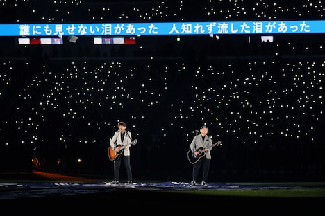 「栄光の架橋」を歌うゆず。（写真提供：JSC）