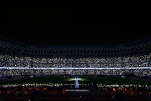 「栄光の架橋」を歌うゆず。（写真提供：JSC）