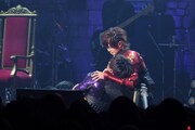 人気画像7位は「志麻×坂田が“百年戦争”で争うバースデーライブツアー、札幌で終幕」より、倒れる志麻を抱えるあほの坂田。。（撮影：原田直樹［n-foto］）