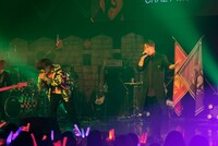 人気画像4位は「志麻×坂田が“百年戦争”で争うバースデーライブツアー、札幌で終幕」より、左からあほの坂田。、志麻。（撮影：原田直樹［n-foto］）