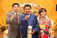 「クイズ！ドレミファドン！2020新春SP」進行役の伊藤利尋、中山秀征、宮司愛海。(c)フジテレビ