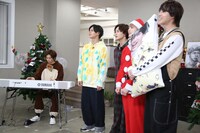 「8号車との歌」を歌う超特急。