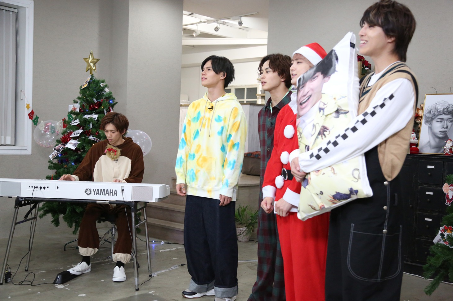 「8号車との歌」を歌う超特急。