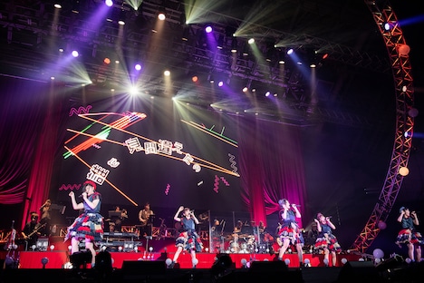 バンドを従えてパフォーマンスする私立恵比寿中学。