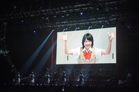 スクリーンに映る12歳当時の安本彩花。