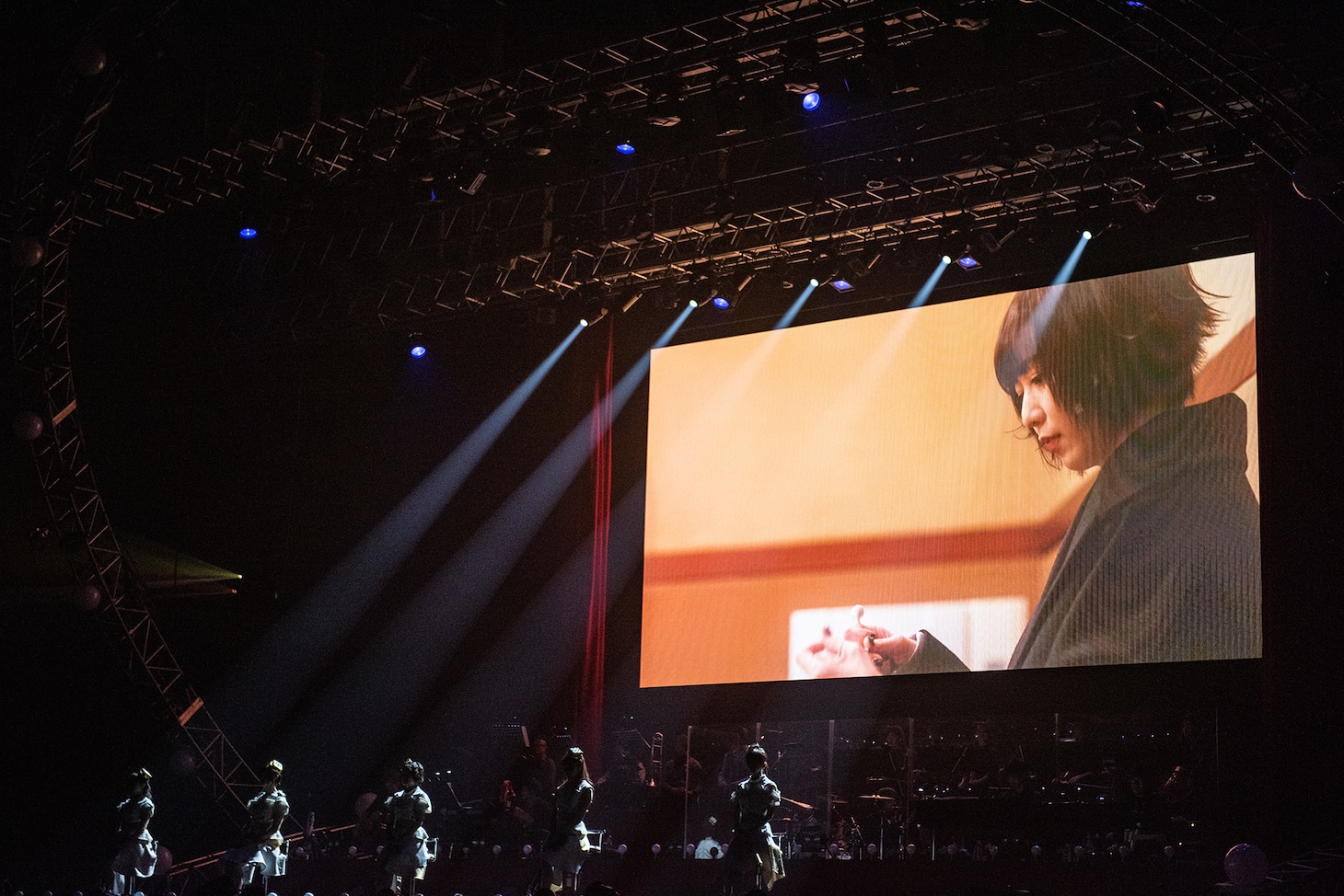 映像演出と「HISTORY」の歌唱でライブに参加した安本彩花。