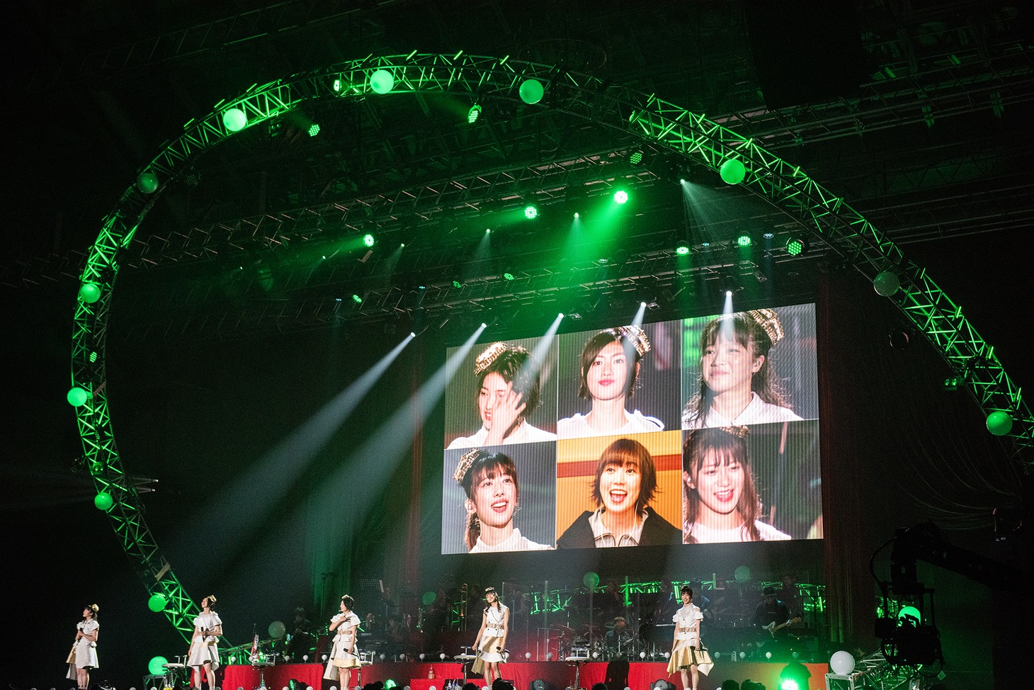 6人で「HISTORY」を歌う私立恵比寿中学。