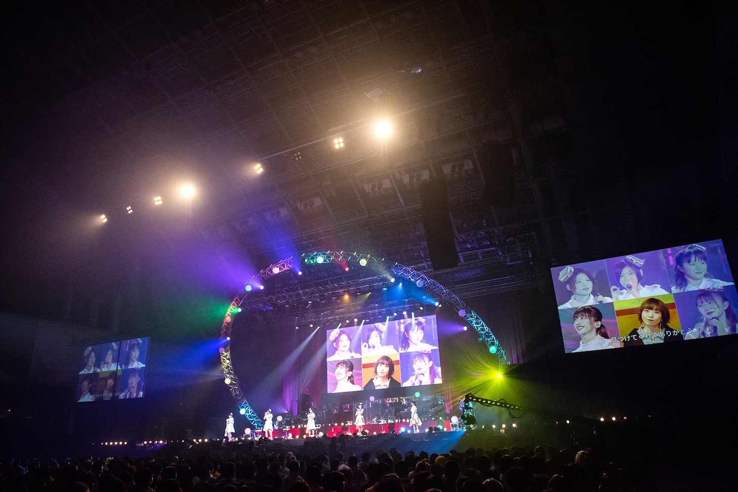 6人で「HISTORY」を歌う私立恵比寿中学。