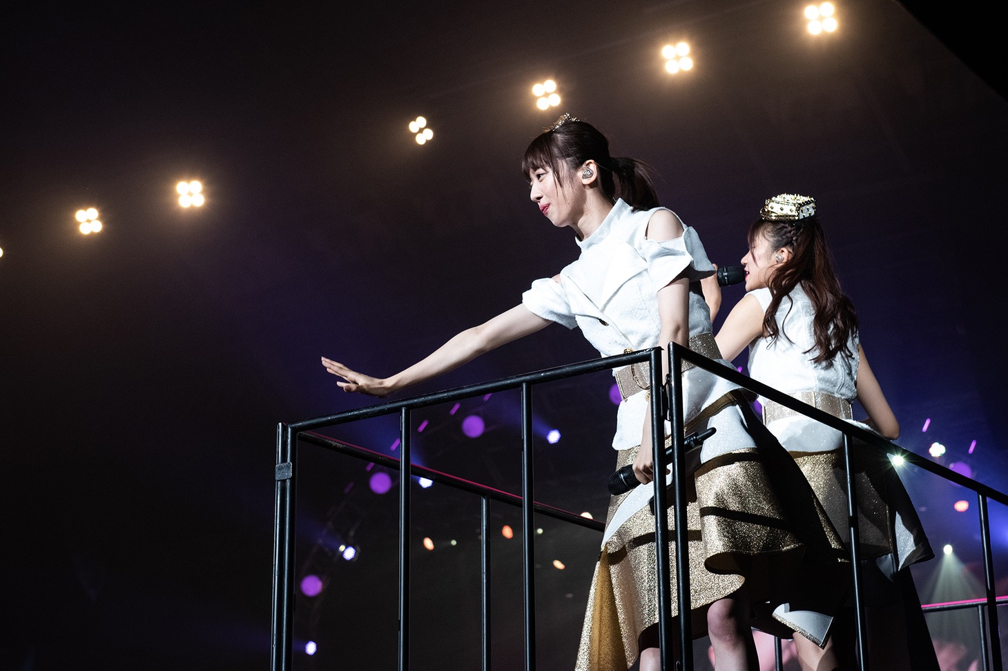 トロッコでアリーナを回る真山りか（左）と星名美怜（右）。