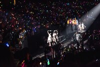 トロッコでアリーナを回る私立恵比寿中学。