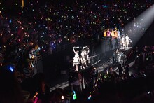 トロッコでアリーナを回る私立恵比寿中学。