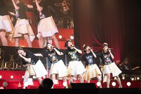 肩を組んで「永遠に中学生」を歌う私立恵比寿中学。