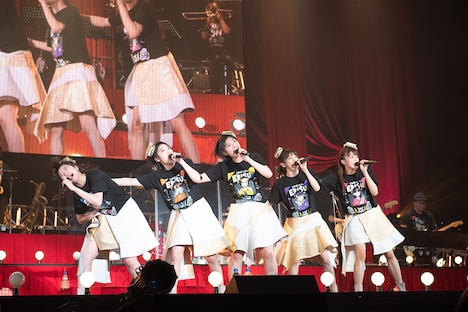 肩を組んで「永遠に中学生」を歌う私立恵比寿中学。