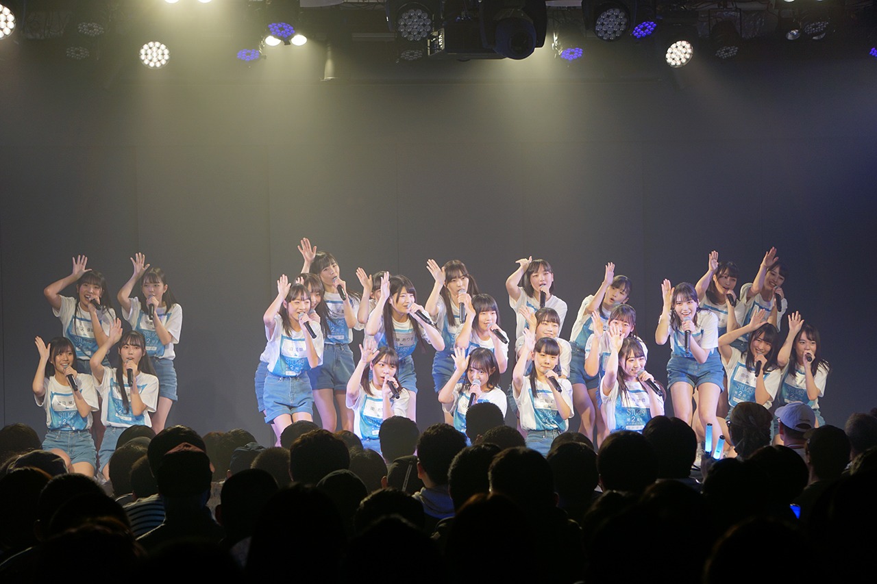 「ファースト・ラビット」を披露するSTU48の2期研究生。(c)STU