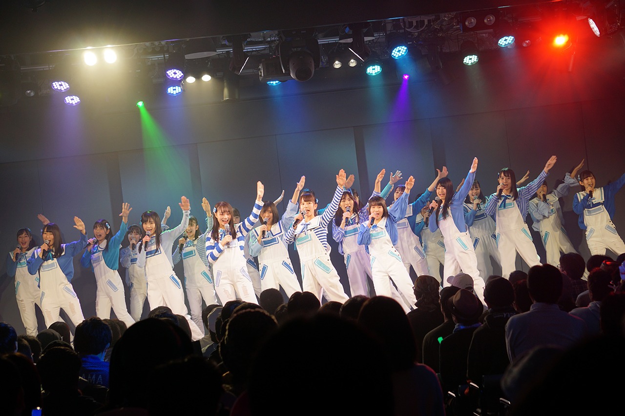 「出航」を披露するSTU48の2期研究生。(c)STU