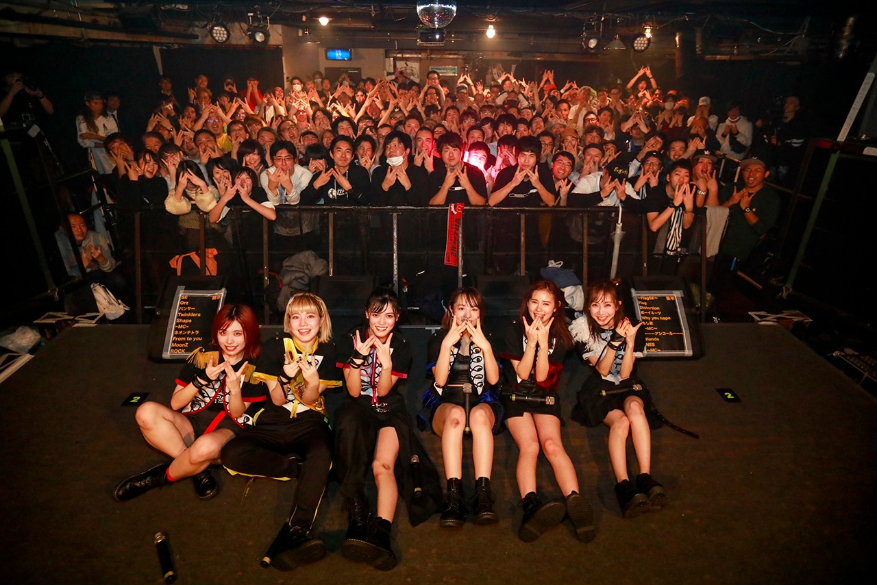 QUEENS「Challenge The 東名阪Tour」ファイナル公演の様子。（写真提供：スターレイプロダクション）