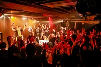 QUEENS「Challenge The 東名阪Tour」ファイナル公演の様子。（写真提供：スターレイプロダクション）