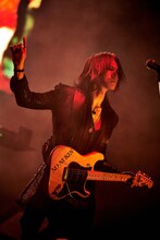 SUGIZO（G, Violin）（撮影：田辺佳子、橋本塁）