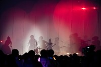 紗幕の向こうで「半世紀優等生」を披露する五五七二三二〇。