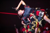 体を反り返らせて叫ぶ真山りか。