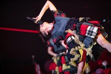 体を反り返らせて叫ぶ真山りか。