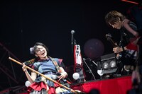 ほうきギターをかき鳴らす柏木ひなた。