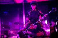 ほうきギターを構える中山莉子。