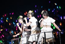 トロッコでアリーナを回る中山莉子、小林歌穂、柏木ひなた（左から）。