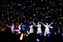 トロッコでアリーナを回る私立恵比寿中学。