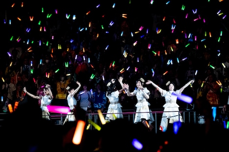 トロッコでアリーナを回る私立恵比寿中学。