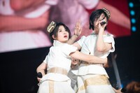 左から柏木ひなた、小林歌穂。