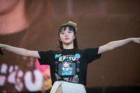 3月に行う主演舞台の会場が大阪・COOL JAPAN PARK OSAKA TTホールだと聞き「T」のポーズを取る中山莉子。
