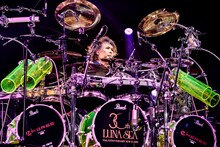 真矢（Dr）（撮影：田辺佳子、橋本塁）