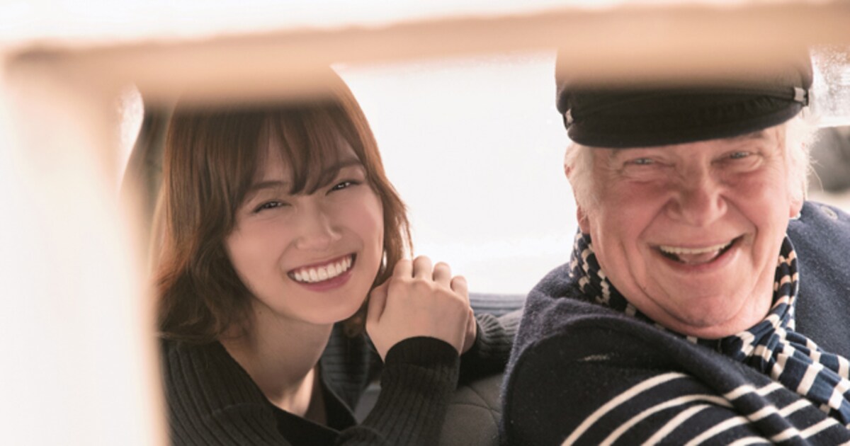 乃木坂46山下美月、パリの男性とカメラ目線で笑顔全開（写真18枚 